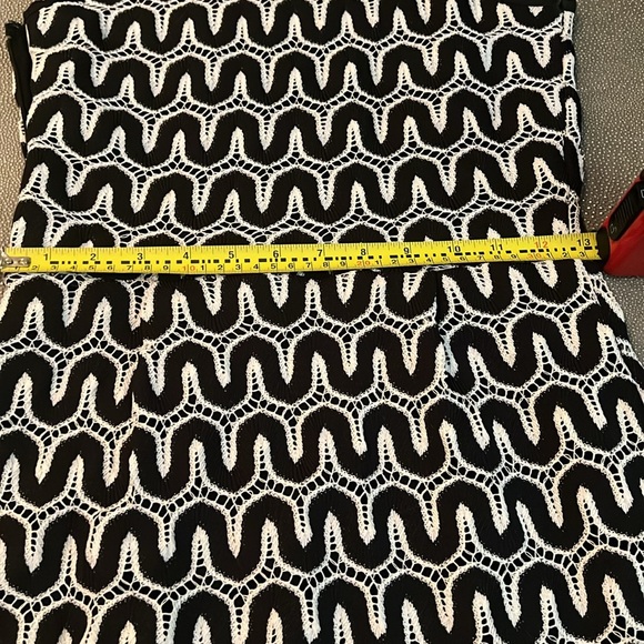 Banana Republic white and black embroidered dress. 4P - Picture 7 of 7
